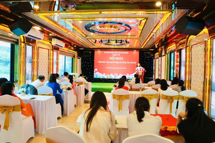 Trạm Y tế xã công bố, trao quyết định về công tác cán bộ- Ảnh 1.