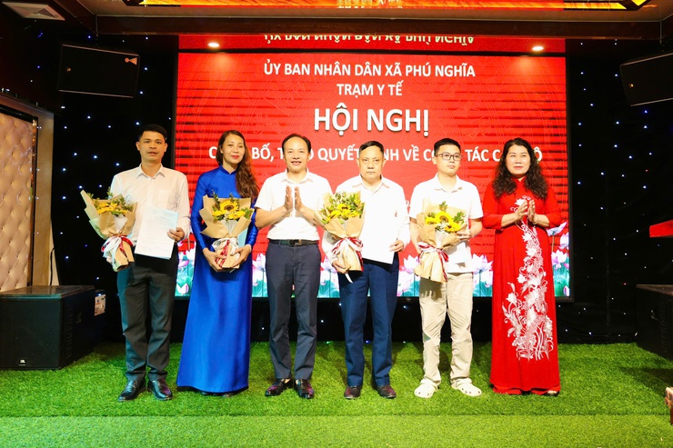 Trạm Y tế xã công bố, trao quyết định về công tác cán bộ- Ảnh 4.