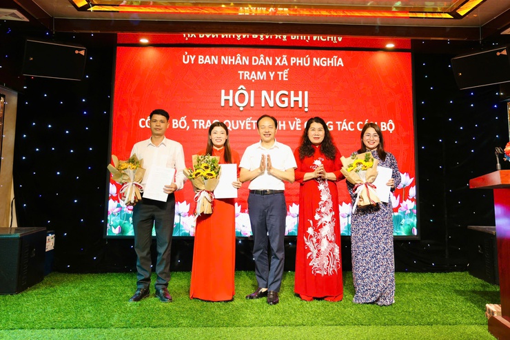 Trạm Y tế xã công bố, trao quyết định về công tác cán bộ- Ảnh 5.