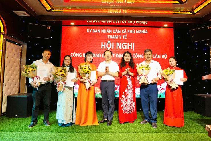 Trạm Y tế xã công bố, trao quyết định về công tác cán bộ- Ảnh 3.