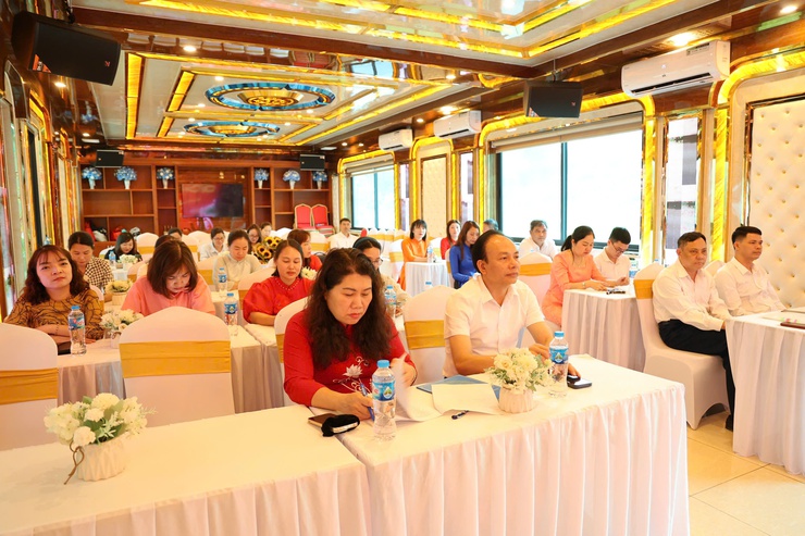 Trạm Y tế xã công bố, trao quyết định về công tác cán bộ- Ảnh 2.