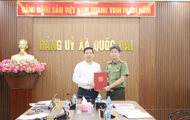 Trao quyết định chuẩn y đồng chí Đỗ Trung Kiên giữ chức Ban Thường vụ Đảng uỷ,  Bí thư đảng ủy công an xã Quốc Oai- Ảnh 3.