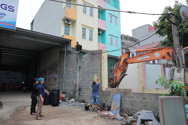 Phú Nghĩa đẩy nhanh tiến độ tháo dỡ để bàn giao mặt bằng thi công Dự án cải tạo, nâng cấp Quốc lộ 6 đoạn Ba La – Xuân Mai- Ảnh 1.