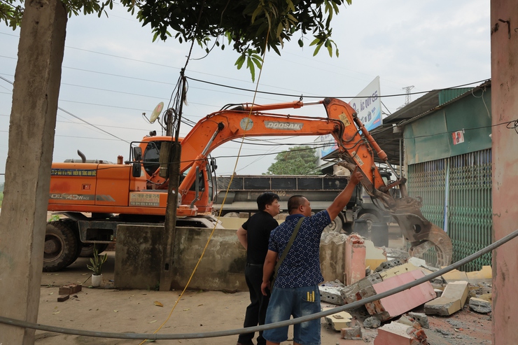 Phú Nghĩa đẩy nhanh tiến độ tháo dỡ để bàn giao mặt bằng thi công Dự án cải tạo, nâng cấp Quốc lộ 6 đoạn Ba La – Xuân Mai- Ảnh 3.