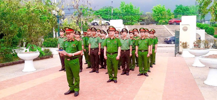 Công an xã Liên Minh dâng hương tại Tượng đài chiến thắng Dốc Ngô- Ảnh 1.