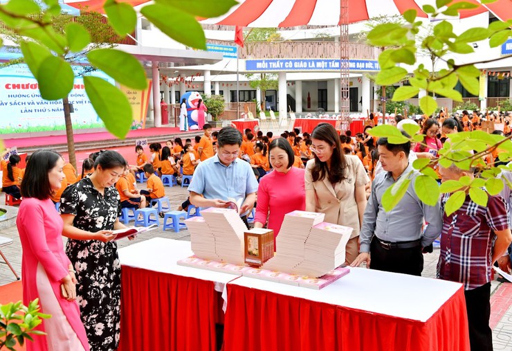 SÔI NỔI NGÀY HỘI SÁCH TẠI CÁC TRƯỜNG TRÊN ĐỊA BÀN PHƯỜNG LĨNH NAM- Ảnh 2.