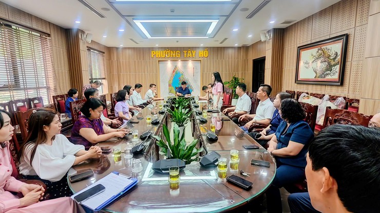 UBND phường Tây Hồ tổ chức trao quyết định về công tác cán bộ- Ảnh 1.