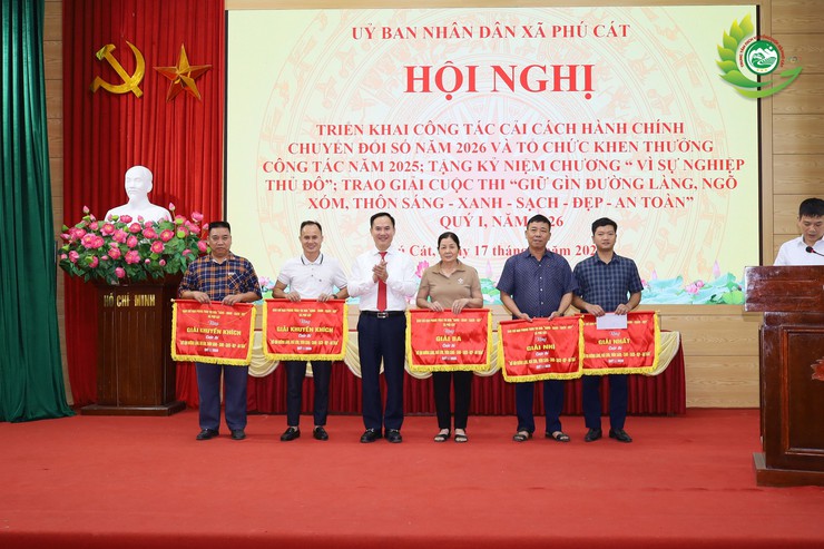 Phú cát triển khai nhiệm vụ cải cách hành chính, chuyển đổi số năm 2026; khen thưởng nhiều tập thể, cá nhân tiêu biểu- Ảnh 10.