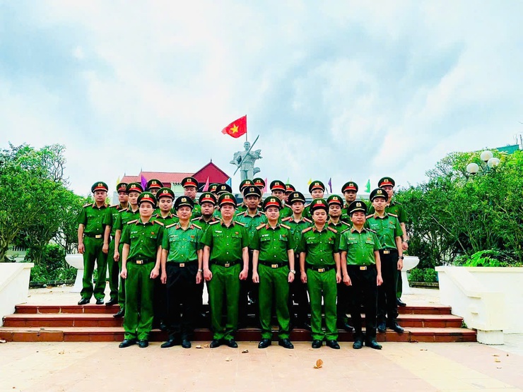 Công an xã Liên Minh dâng hương tại Tượng đài chiến thắng Dốc Ngô- Ảnh 2.