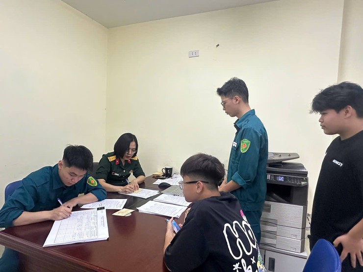 Phường Ô Chợ Dừa hoàn thành tốt nhiệm vụ đăng ký nghĩa vụ quân sự, phương tiện kỹ thuật dự bị và đăng ký DQTV năm 2026- Ảnh 3.