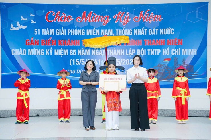 Gắn biển Công trình thanh niên “Tranh tường bích họa” tại Trường Tiểu học Cát Linh.- Ảnh 1.