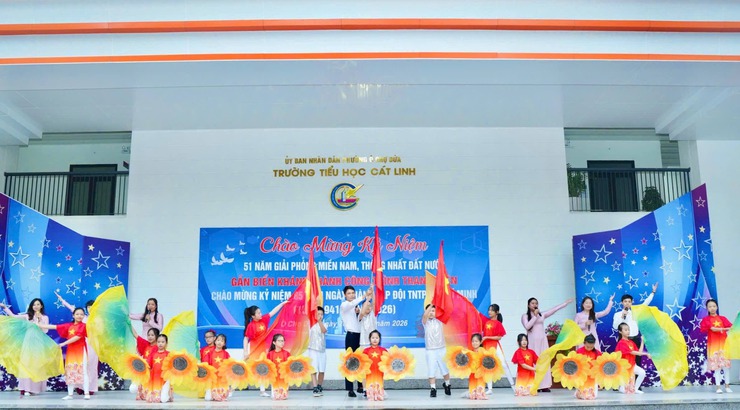 Gắn biển Công trình thanh niên “Tranh tường bích họa” tại Trường Tiểu học Cát Linh.- Ảnh 2.