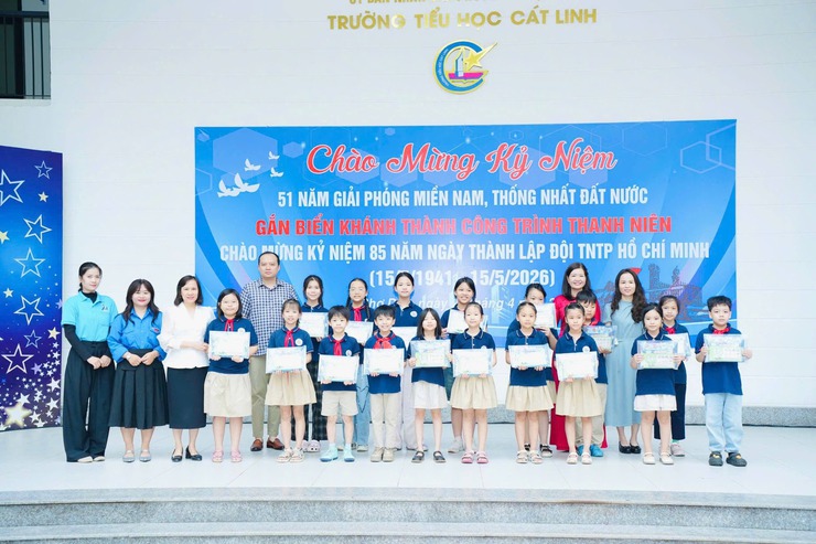 Gắn biển Công trình thanh niên “Tranh tường bích họa” tại Trường Tiểu học Cát Linh.- Ảnh 6.