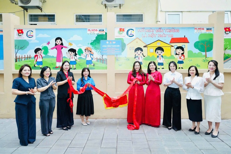 Gắn biển Công trình thanh niên “Tranh tường bích họa” tại Trường Tiểu học Cát Linh.- Ảnh 7.
