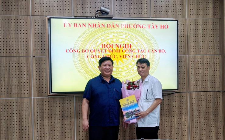 UBND phường Tây Hồ tổ chức trao quyết định về công tác cán bộ- Ảnh 3.