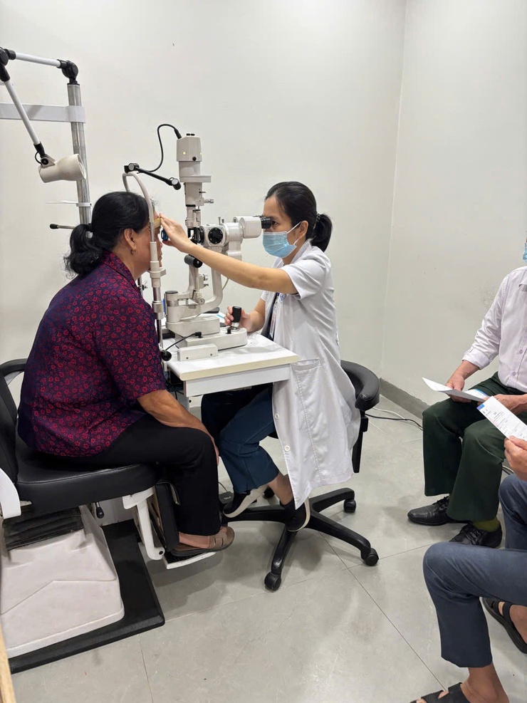 Hội cao tuổi phường Long Biên tổ chức khám và tư vấn bệnh lý về mắt cho hội viên năm 2026- Ảnh 1.