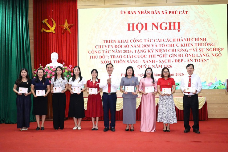 Phú cát triển khai nhiệm vụ cải cách hành chính, chuyển đổi số năm 2026; khen thưởng nhiều tập thể, cá nhân tiêu biểu- Ảnh 6.