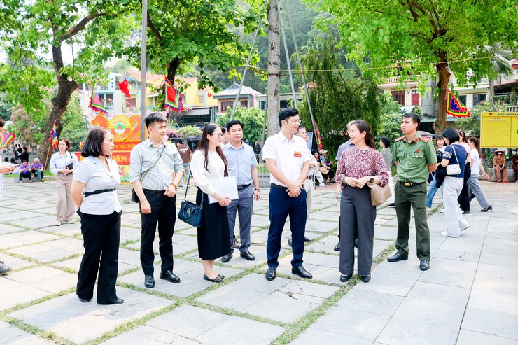 ĐOÀN KIỂM TRA LIÊN NGÀNH THÀNH PHỐ KHẢO SÁT, LÀM VIỆC VỀ CÔNG TÁC TỔ CHỨC LỄ HỘI TẠI QUỐC OAI- Ảnh 6.