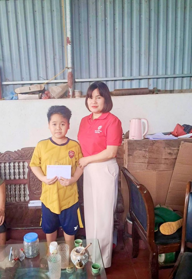 Hội CTĐ xã Hòa Phú trao tặng 08 suất quà cho người khuyết tật- Ảnh 1.