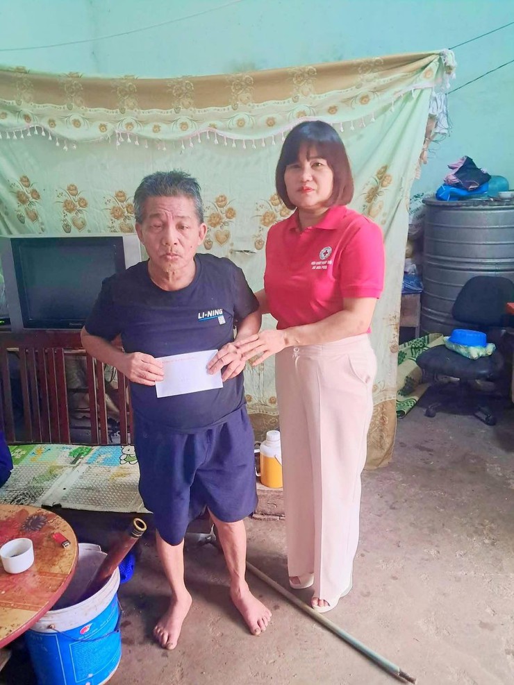 Hội CTĐ xã Hòa Phú trao tặng 08 suất quà cho người khuyết tật- Ảnh 2.