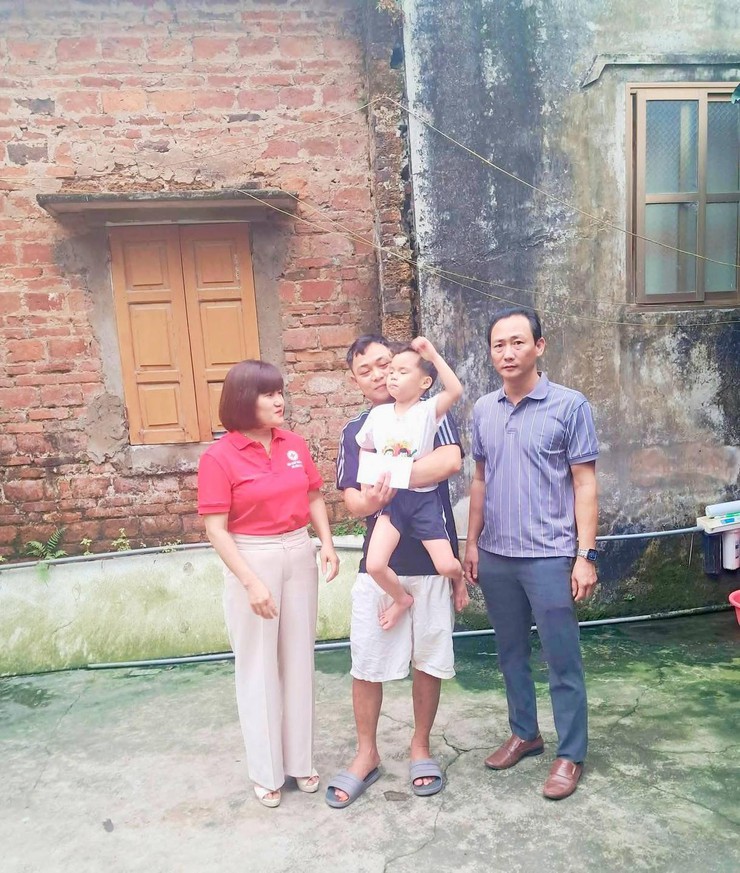 Hội CTĐ xã Hòa Phú trao tặng 08 suất quà cho người khuyết tật- Ảnh 3.