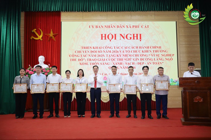Phú cát triển khai nhiệm vụ cải cách hành chính, chuyển đổi số năm 2026; khen thưởng nhiều tập thể, cá nhân tiêu biểu- Ảnh 9.
