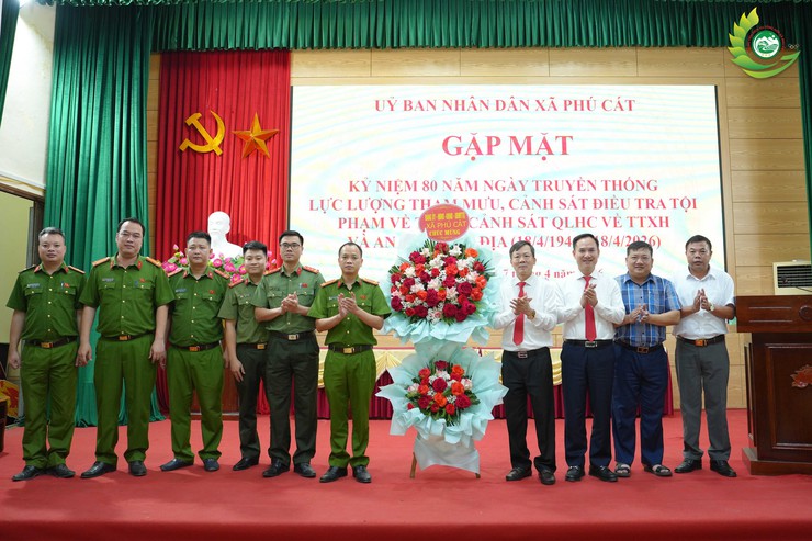 Phú Cát gặp mặt kỷ niệm 80 năm ngày truyền thống các lực lượng trong Công an nhân dân- Ảnh 1.