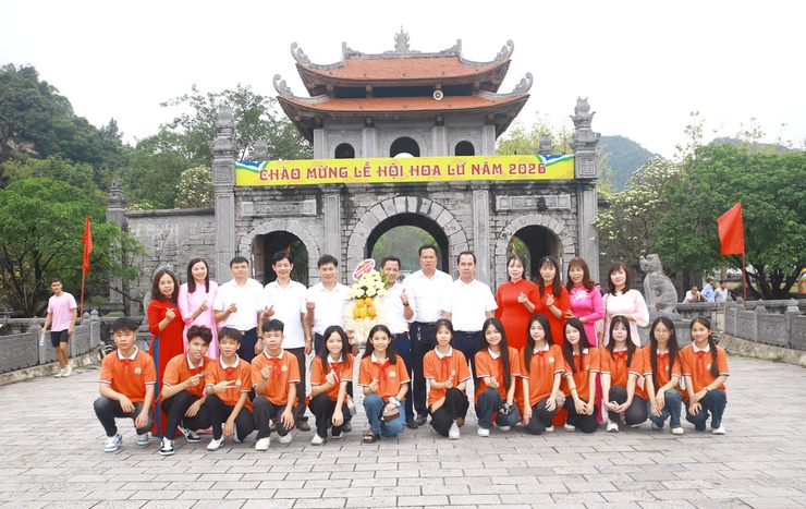 Trường THCS Hợp Thanh thưởng chuyến hành trình về Cố Đô Hoa Lư  cho học sinh giỏi xuất sắc.- Ảnh 1.