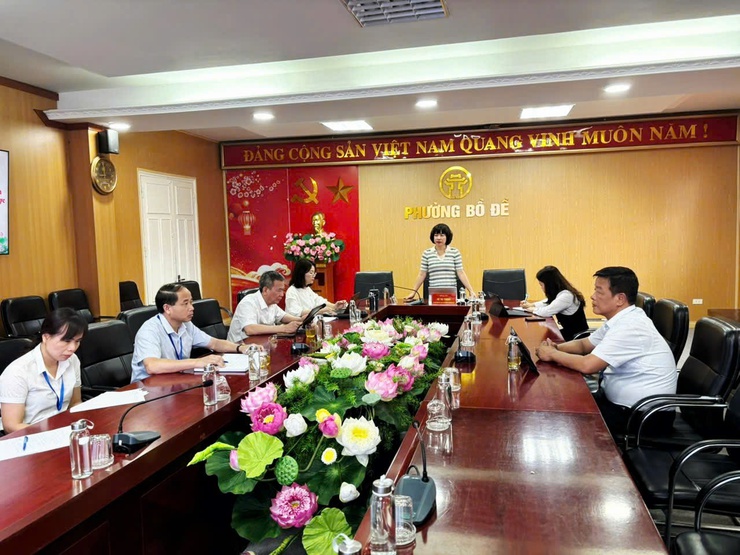 Đồng chí Vũ Thị Thành làm việc với Thường trực HĐND và cơ quan chuyên trách phường Bồ Đề- Ảnh 1.