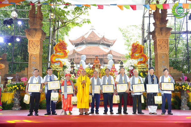 TÙNG LÂM HÒA PHÚC: TRANG TRỌNG ĐẠI LỄ KỶ NIỆM 30 NĂM RƯỚC PHẬT TRUYỀN THỐNG VÀ 20 NĂM THƯỢNG TỌA TRỤ TRÌ CHẤP CẢNH- Ảnh 10.