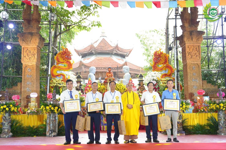 TÙNG LÂM HÒA PHÚC: TRANG TRỌNG ĐẠI LỄ KỶ NIỆM 30 NĂM RƯỚC PHẬT TRUYỀN THỐNG VÀ 20 NĂM THƯỢNG TỌA TRỤ TRÌ CHẤP CẢNH- Ảnh 11.