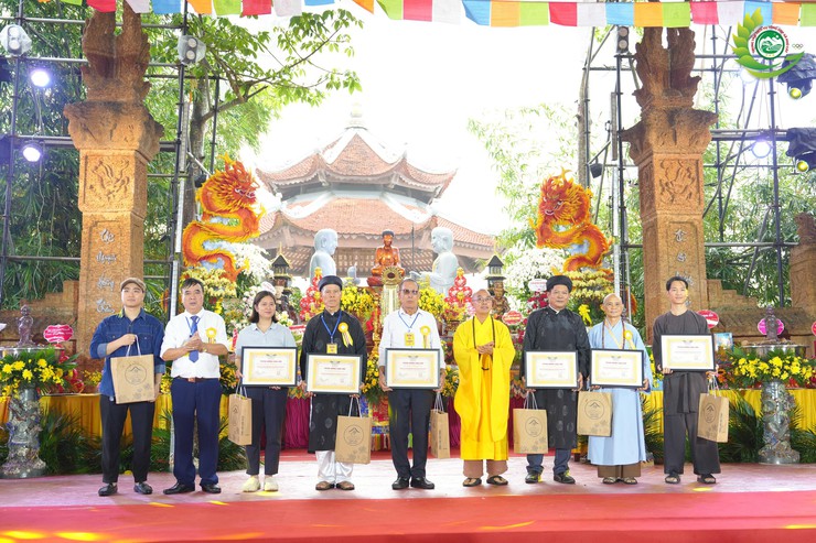 TÙNG LÂM HÒA PHÚC: TRANG TRỌNG ĐẠI LỄ KỶ NIỆM 30 NĂM RƯỚC PHẬT TRUYỀN THỐNG VÀ 20 NĂM THƯỢNG TỌA TRỤ TRÌ CHẤP CẢNH- Ảnh 12.