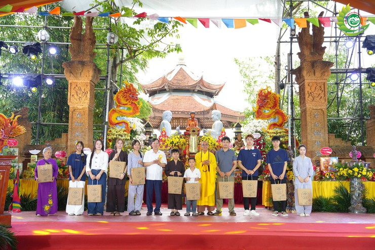 TÙNG LÂM HÒA PHÚC: TRANG TRỌNG ĐẠI LỄ KỶ NIỆM 30 NĂM RƯỚC PHẬT TRUYỀN THỐNG VÀ 20 NĂM THƯỢNG TỌA TRỤ TRÌ CHẤP CẢNH- Ảnh 13.