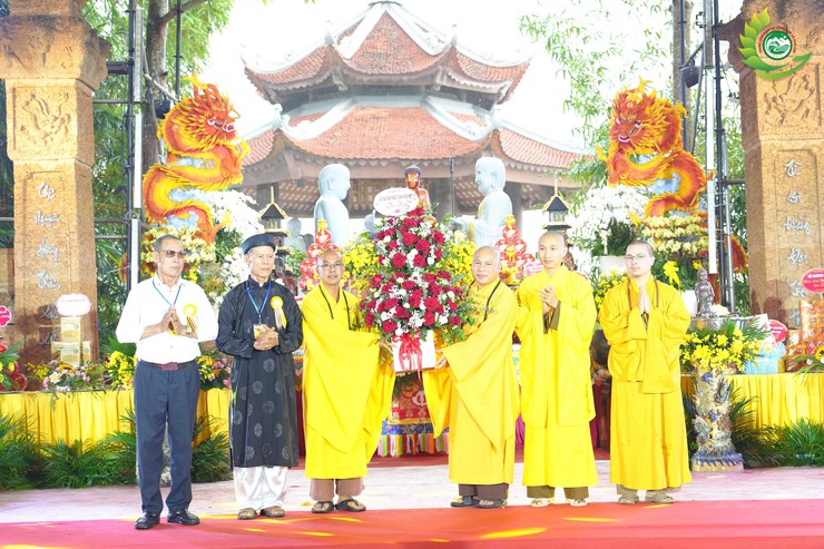 TÙNG LÂM HÒA PHÚC: TRANG TRỌNG ĐẠI LỄ KỶ NIỆM 30 NĂM RƯỚC PHẬT TRUYỀN THỐNG VÀ 20 NĂM THƯỢNG TỌA TRỤ TRÌ CHẤP CẢNH- Ảnh 2.