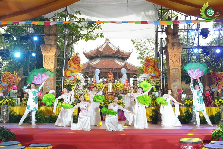 TÙNG LÂM HÒA PHÚC: TRANG TRỌNG ĐẠI LỄ KỶ NIỆM 30 NĂM RƯỚC PHẬT TRUYỀN THỐNG VÀ 20 NĂM THƯỢNG TỌA TRỤ TRÌ CHẤP CẢNH- Ảnh 6.