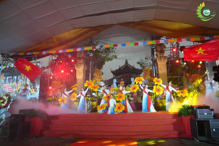 TÙNG LÂM HÒA PHÚC: TRANG TRỌNG ĐẠI LỄ KỶ NIỆM 30 NĂM RƯỚC PHẬT TRUYỀN THỐNG VÀ 20 NĂM THƯỢNG TỌA TRỤ TRÌ CHẤP CẢNH- Ảnh 8.