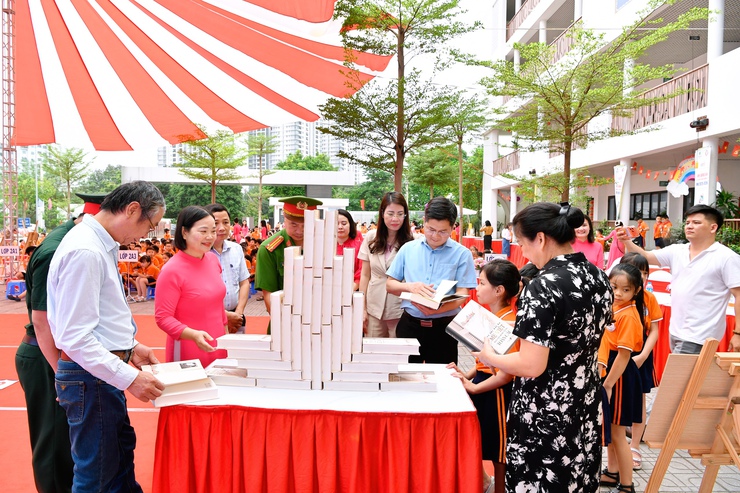 SÔI NỔI NGÀY HỘI SÁCH TẠI CÁC TRƯỜNG TRÊN ĐỊA BÀN PHƯỜNG LĨNH NAM- Ảnh 6.