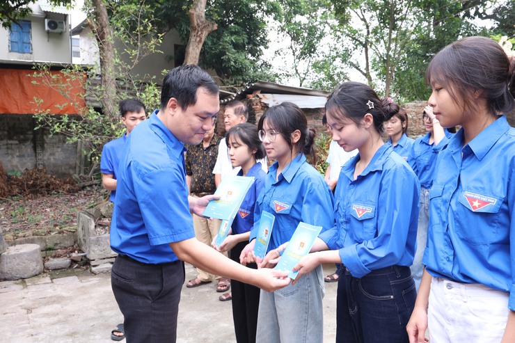 Vân Đình tổ chức “Hành trình về cội nguồn - Kết nạp đoàn viên mới” tại địa chỉ đỏ Tảo Khê- Ảnh 4.