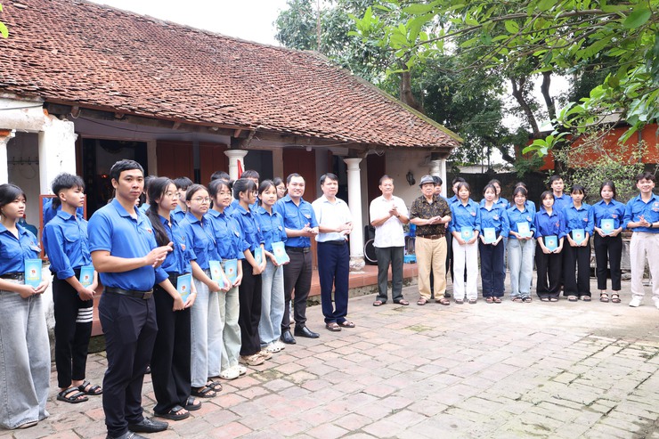 Vân Đình tổ chức “Hành trình về cội nguồn - Kết nạp đoàn viên mới” tại địa chỉ đỏ Tảo Khê- Ảnh 6.