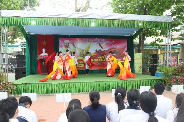 Trường THPT Nguyễn Bỉnh Khiêm tổ chức nói chuyện truyền thống nhân dịp kỷ niệm 51 năm Ngày Giải phóng miền Nam- Ảnh 7.
