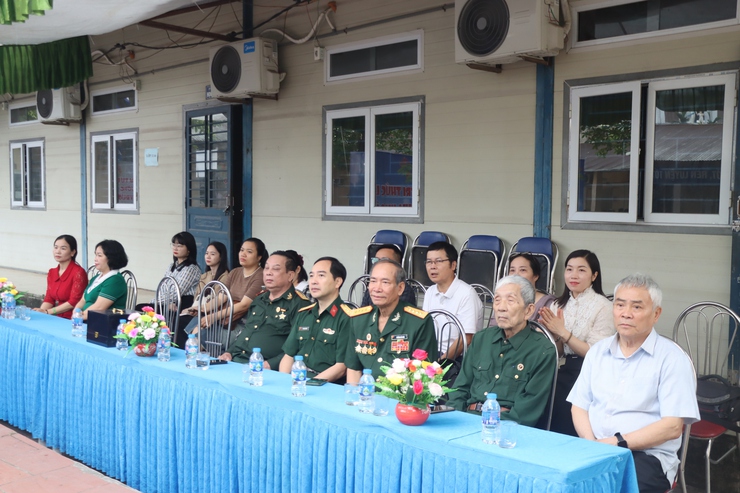 Trường THPT Nguyễn Bỉnh Khiêm tổ chức nói chuyện truyền thống nhân dịp kỷ niệm 51 năm Ngày Giải phóng miền Nam- Ảnh 1.