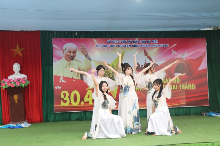 Trường THPT Nguyễn Bỉnh Khiêm tổ chức nói chuyện truyền thống nhân dịp kỷ niệm 51 năm Ngày Giải phóng miền Nam- Ảnh 8.