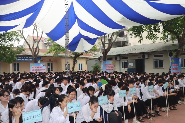 Trường THPT Nguyễn Bỉnh Khiêm tổ chức nói chuyện truyền thống nhân dịp kỷ niệm 51 năm Ngày Giải phóng miền Nam- Ảnh 3.