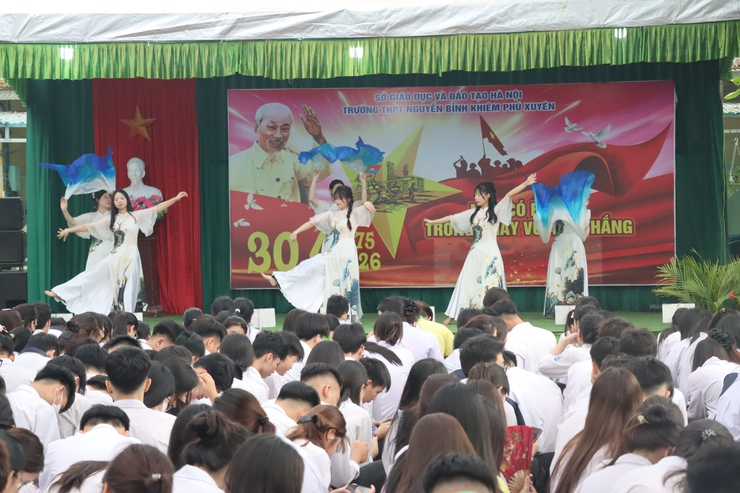 Trường THPT Nguyễn Bỉnh Khiêm tổ chức nói chuyện truyền thống nhân dịp kỷ niệm 51 năm Ngày Giải phóng miền Nam- Ảnh 9.
