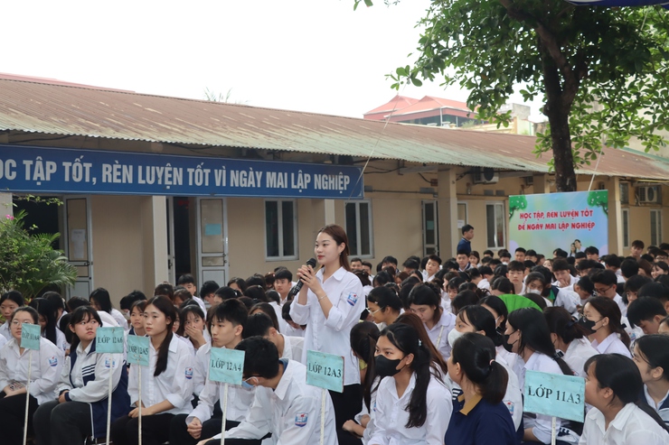 Trường THPT Nguyễn Bỉnh Khiêm tổ chức nói chuyện truyền thống nhân dịp kỷ niệm 51 năm Ngày Giải phóng miền Nam- Ảnh 6.