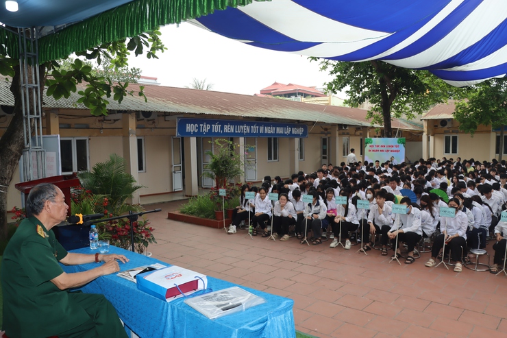 Trường THPT Nguyễn Bỉnh Khiêm tổ chức nói chuyện truyền thống nhân dịp kỷ niệm 51 năm Ngày Giải phóng miền Nam- Ảnh 4.