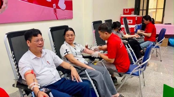Phúc Thọ: Tiếp nhận 374 đơn vị máu trong đợt hiến máu tình nguyện đầu năm 2026- Ảnh 1.
