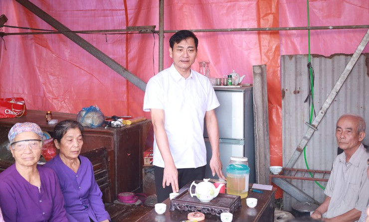 Ủy ban MTTQ Việt Nam xã Minh Châu khởi công xây dựng nhà Đại đoàn kết cho hộ gia đình có hoàn cảnh khó khăn trên địa bàn xã.- Ảnh 5.