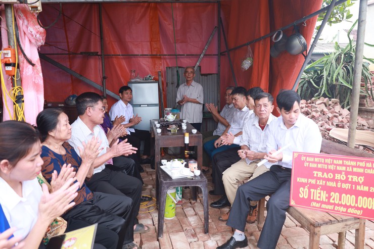 Ủy ban MTTQ Việt Nam xã Minh Châu khởi công xây dựng nhà Đại đoàn kết cho hộ gia đình có hoàn cảnh khó khăn trên địa bàn xã.- Ảnh 6.