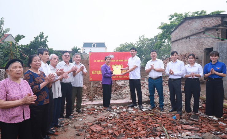 Ủy ban MTTQ Việt Nam xã Minh Châu khởi công xây dựng nhà Đại đoàn kết cho hộ gia đình có hoàn cảnh khó khăn trên địa bàn xã.- Ảnh 3.